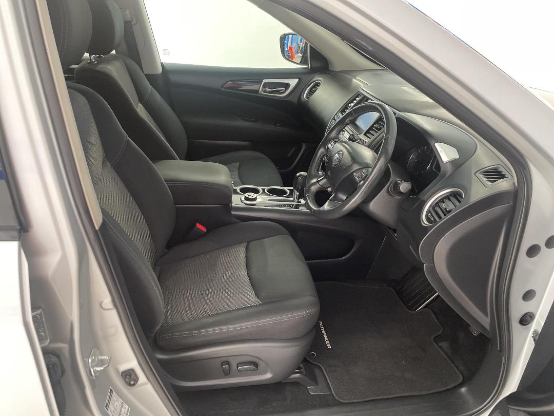 Photo '16' of Nissan Pathfinder Photo '16' of Nissan Pathfinder