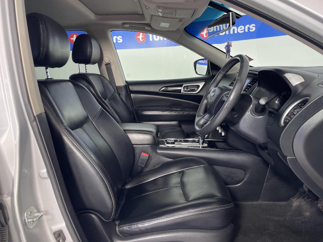 Photo '16' of Nissan Pathfinder Photo '16' of Nissan Pathfinder