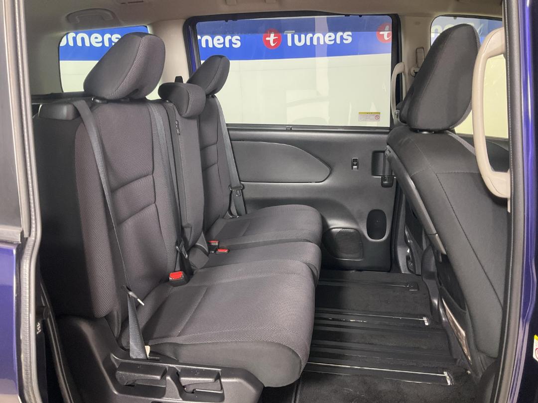 Photo '19' of Nissan Serena Photo '19' of Nissan Serena