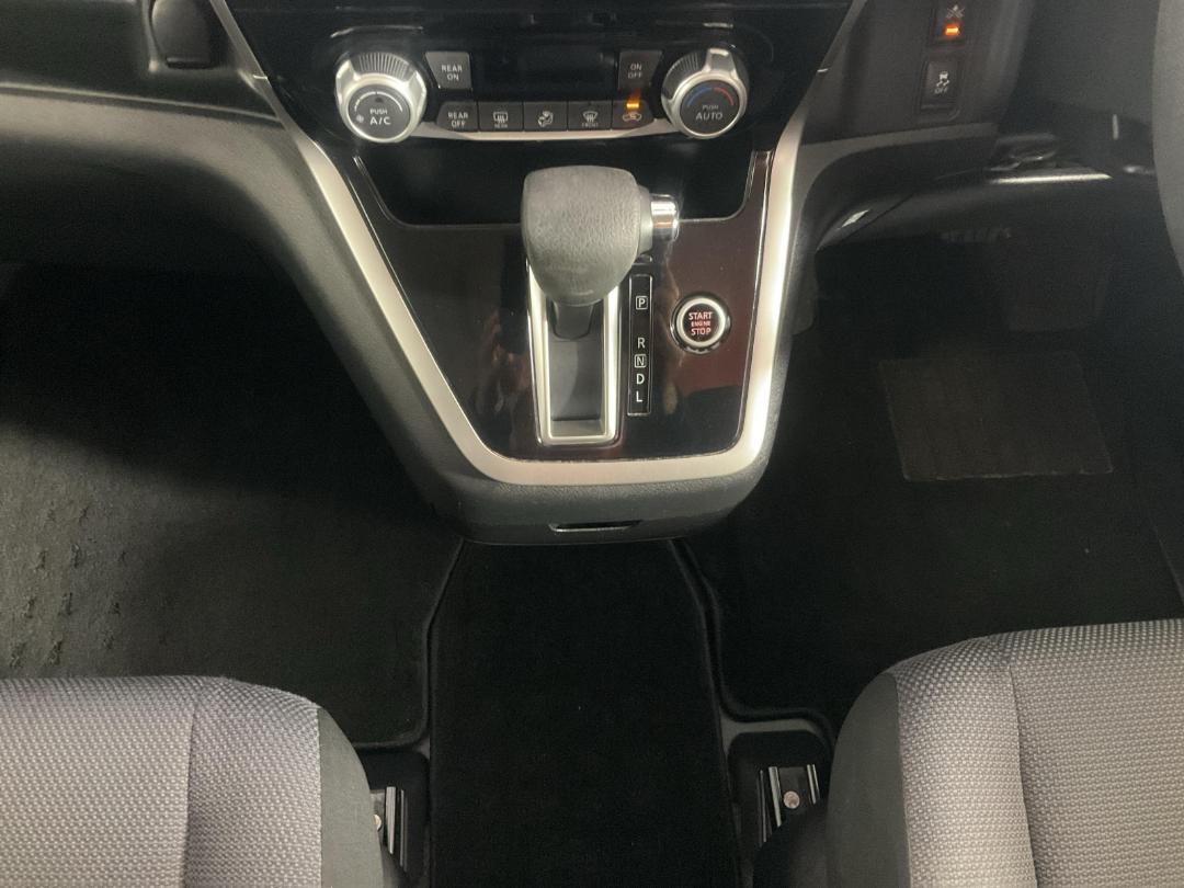 Photo '18' of Nissan Serena Photo '18' of Nissan Serena