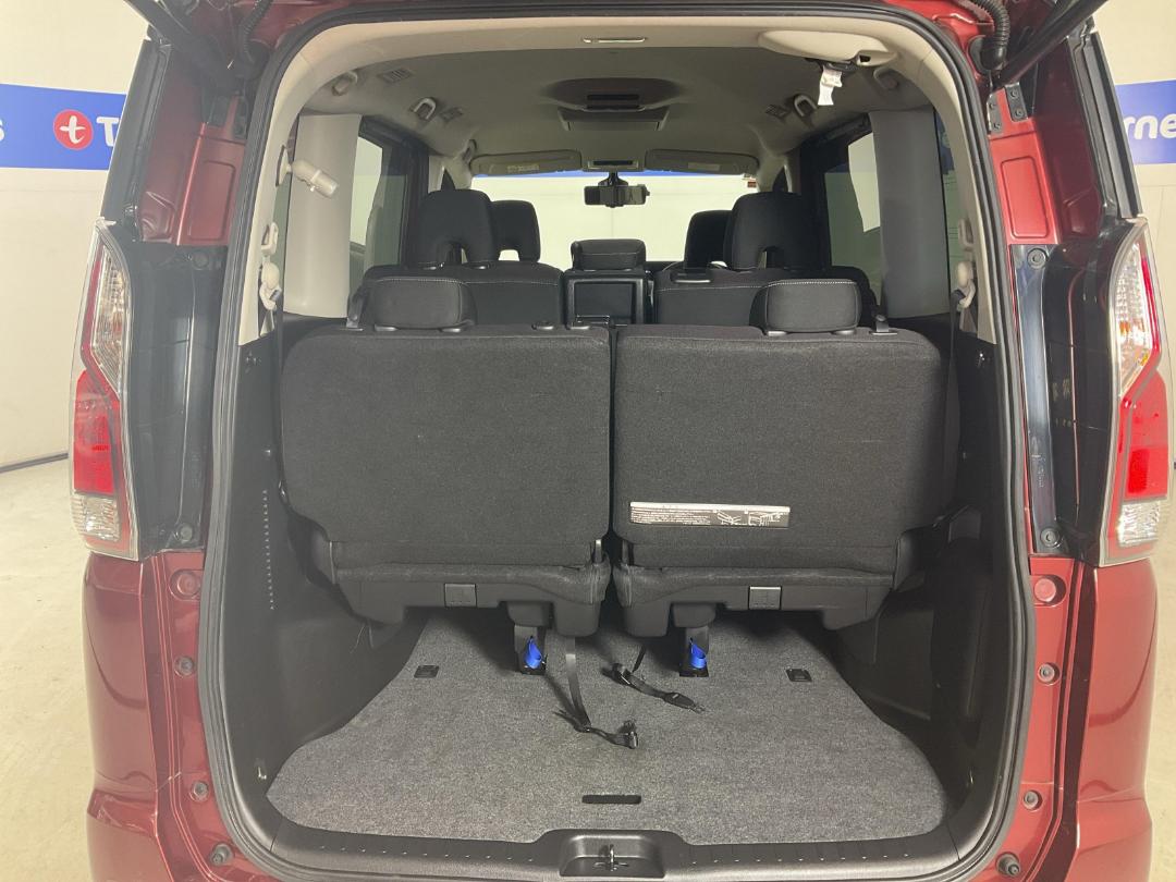 Photo '14' of Nissan Serena Photo '14' of Nissan Serena