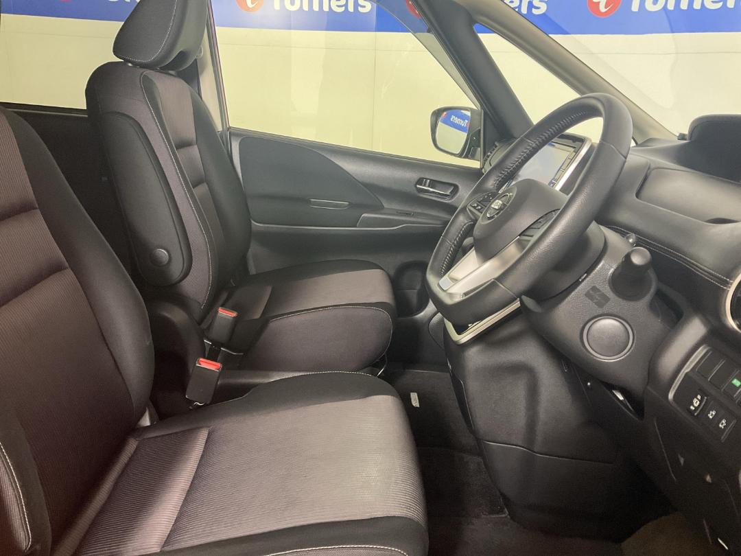 Photo '16' of Nissan Serena Photo '16' of Nissan Serena