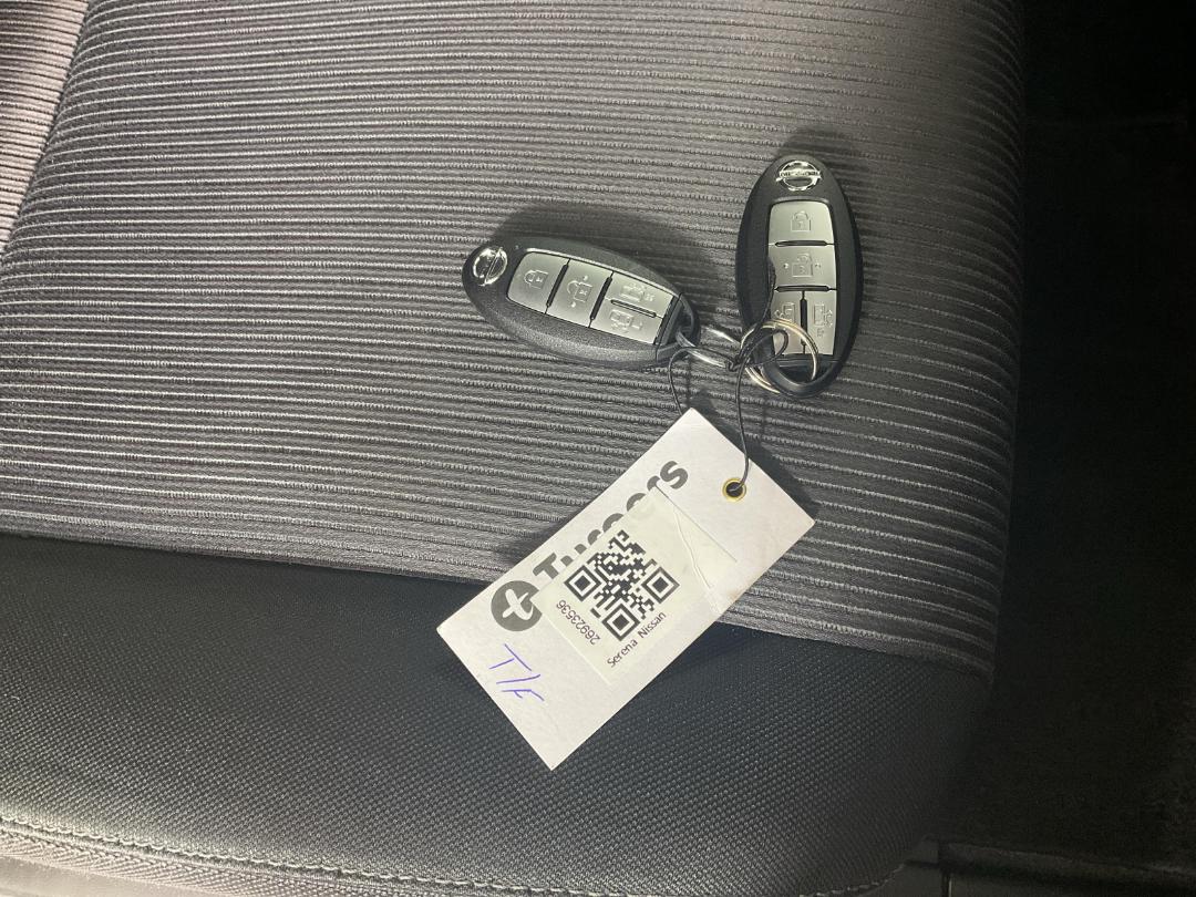 Photo '21' of Nissan Serena Photo '21' of Nissan Serena