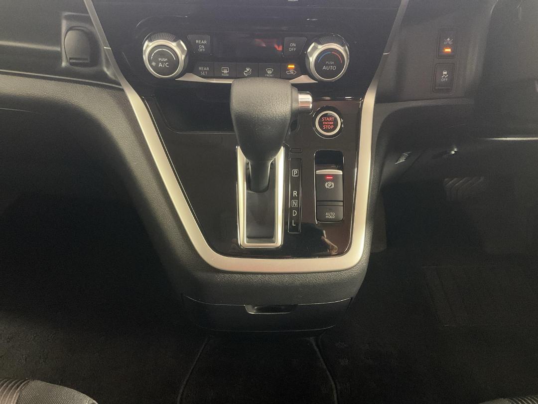 Photo '18' of Nissan Serena Photo '18' of Nissan Serena