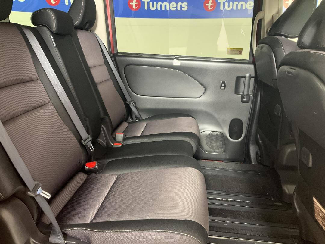 Photo '19' of Nissan Serena Photo '19' of Nissan Serena