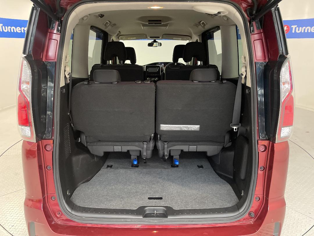 Photo '14' of Nissan Serena Photo '14' of Nissan Serena