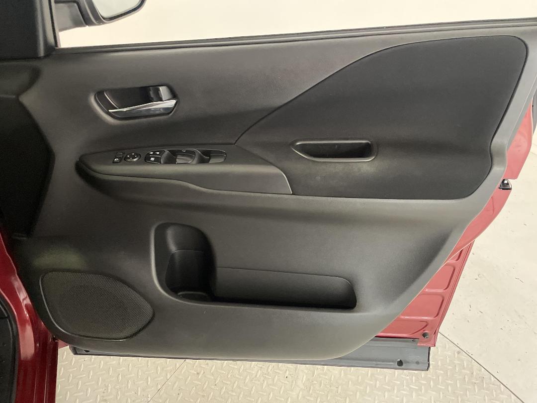 Photo '15' of Nissan Serena Photo '15' of Nissan Serena