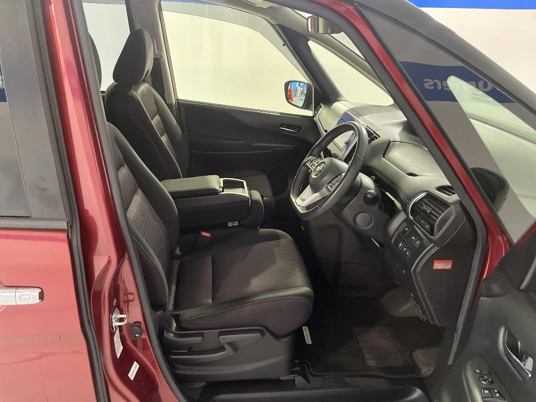 Photo '16' of Nissan Serena Photo '16' of Nissan Serena