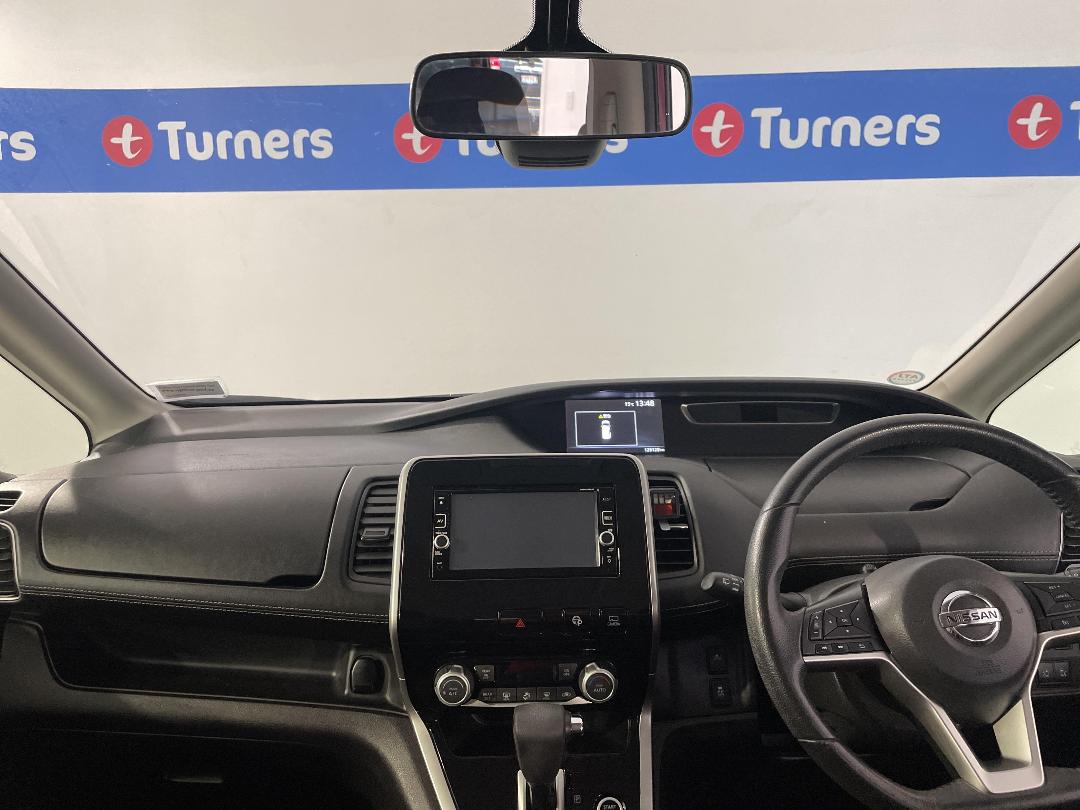 Photo '17' of Nissan Serena Photo '17' of Nissan Serena