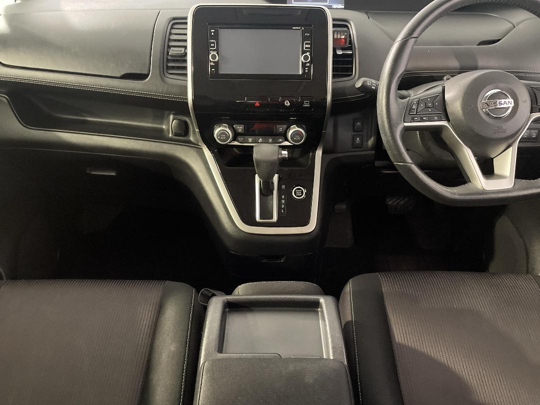 Photo '18' of Nissan Serena Photo '18' of Nissan Serena