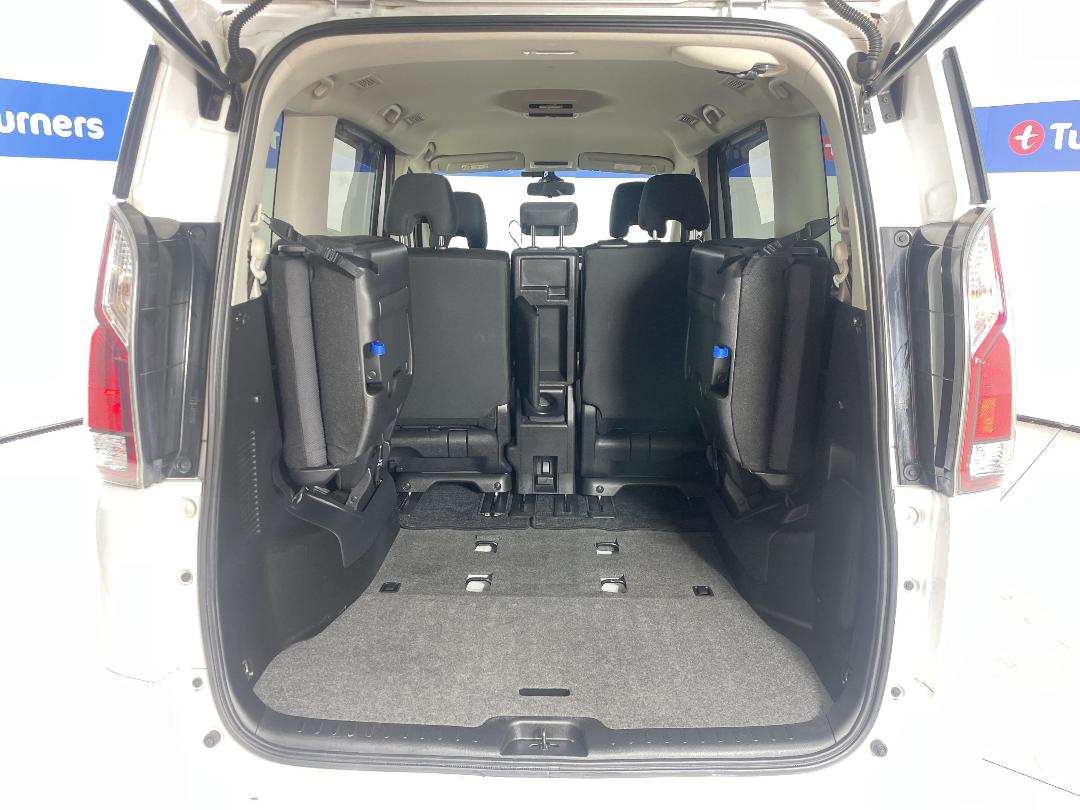 Photo '14' of Nissan Serena Photo '14' of Nissan Serena