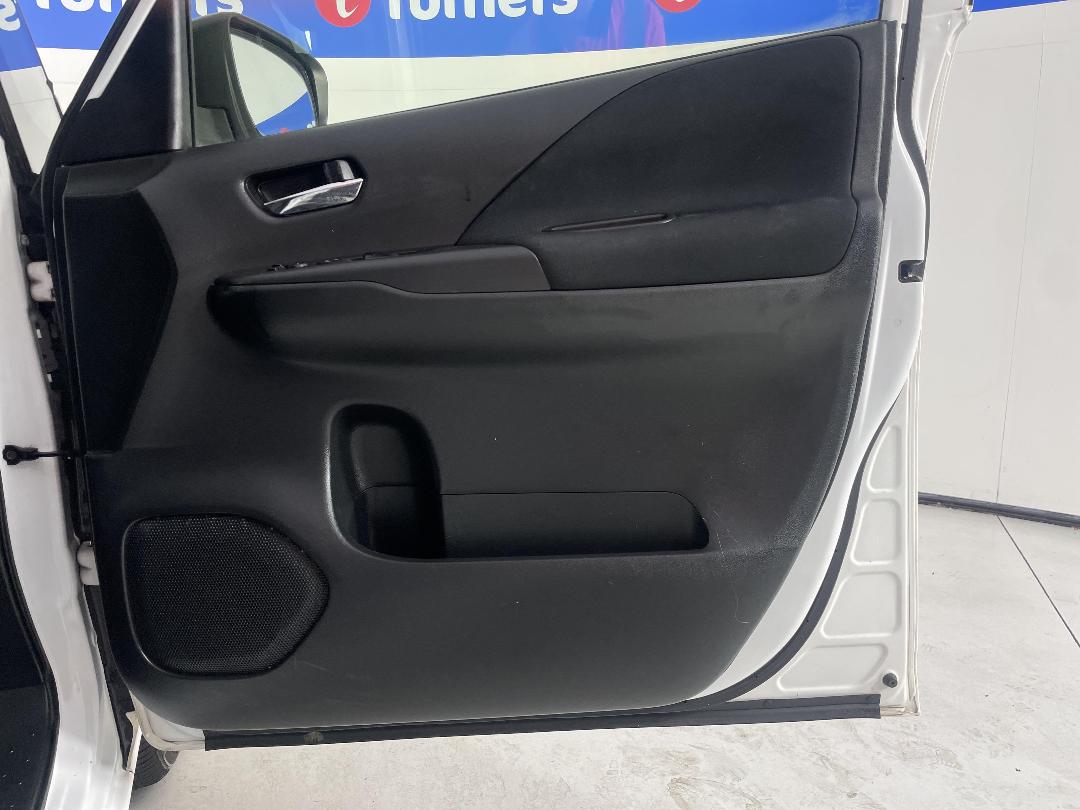 Photo '15' of Nissan Serena Photo '15' of Nissan Serena