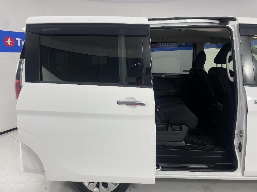 Photo '19' of Nissan Serena Photo '19' of Nissan Serena