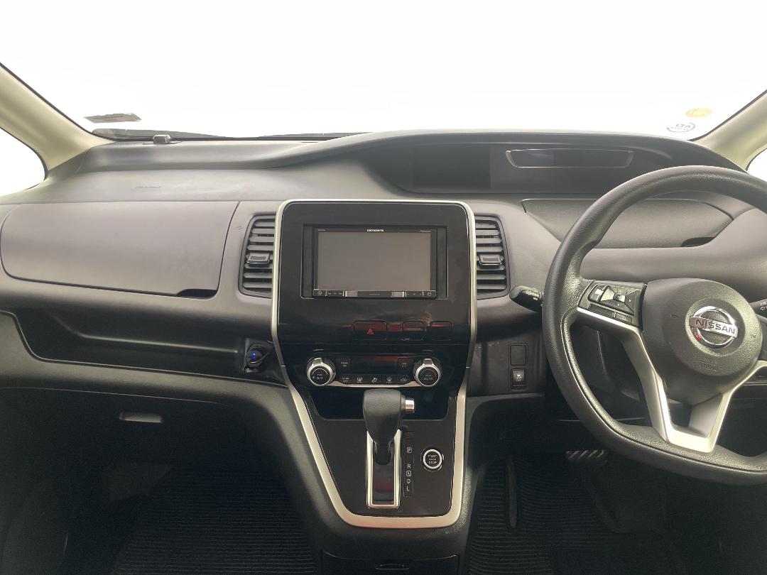 Photo '17' of Nissan Serena Photo '17' of Nissan Serena