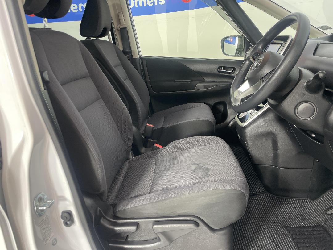 Photo '16' of Nissan Serena Photo '16' of Nissan Serena