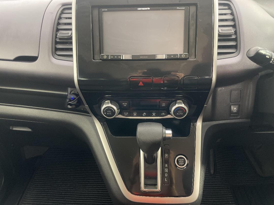 Photo '18' of Nissan Serena Photo '18' of Nissan Serena