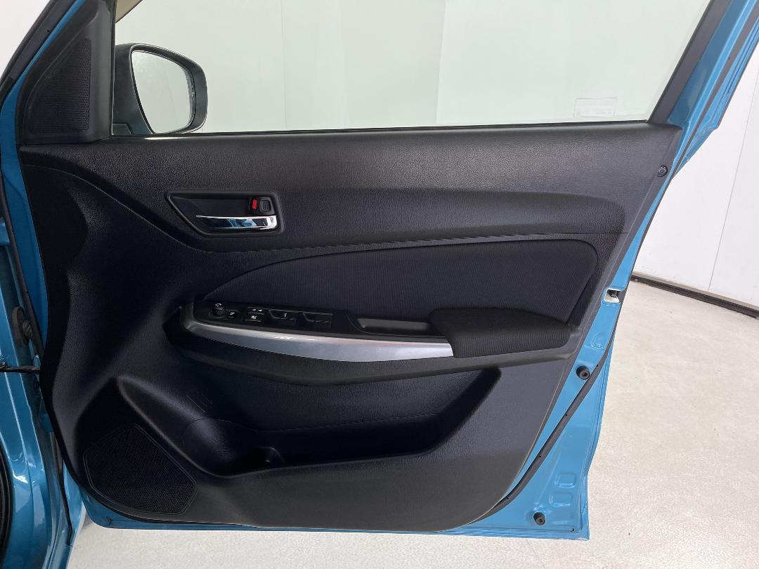 Photo '15' of Suzuki Swift