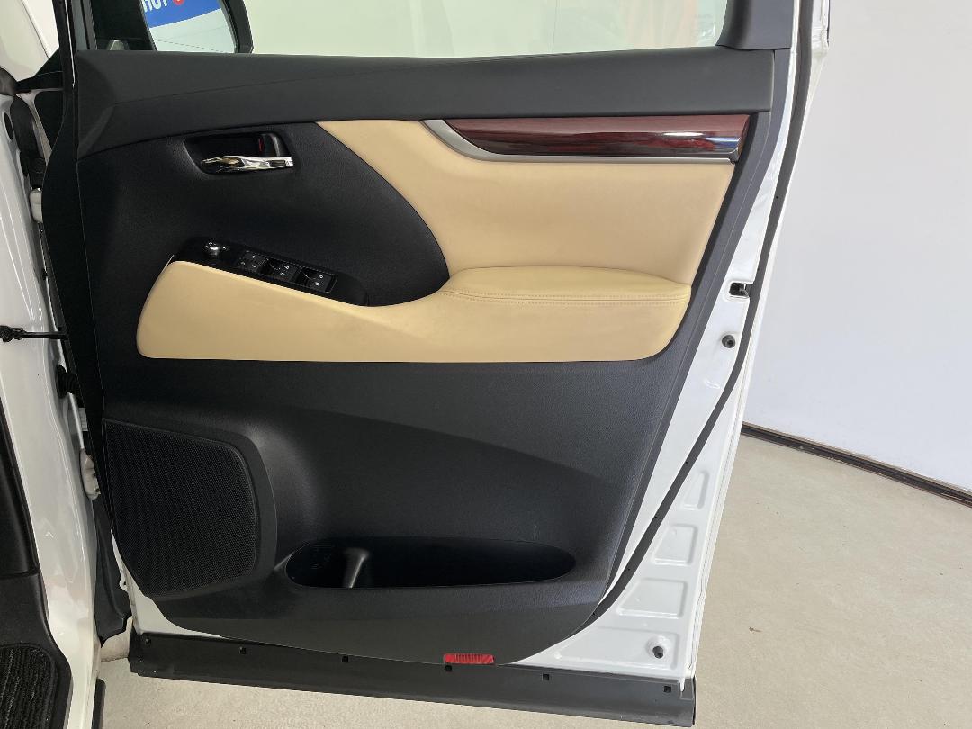 Photo '15' of Toyota Alphard Photo '15' of Toyota Alphard