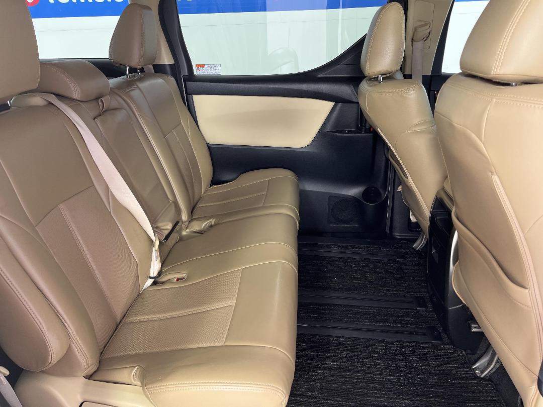 Photo '20' of Toyota Alphard Photo '20' of Toyota Alphard