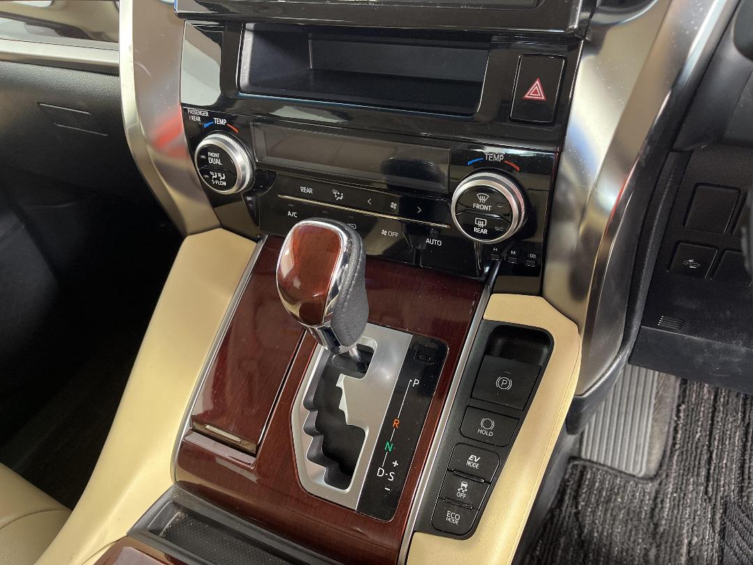 Photo '18' of Toyota Alphard Photo '18' of Toyota Alphard