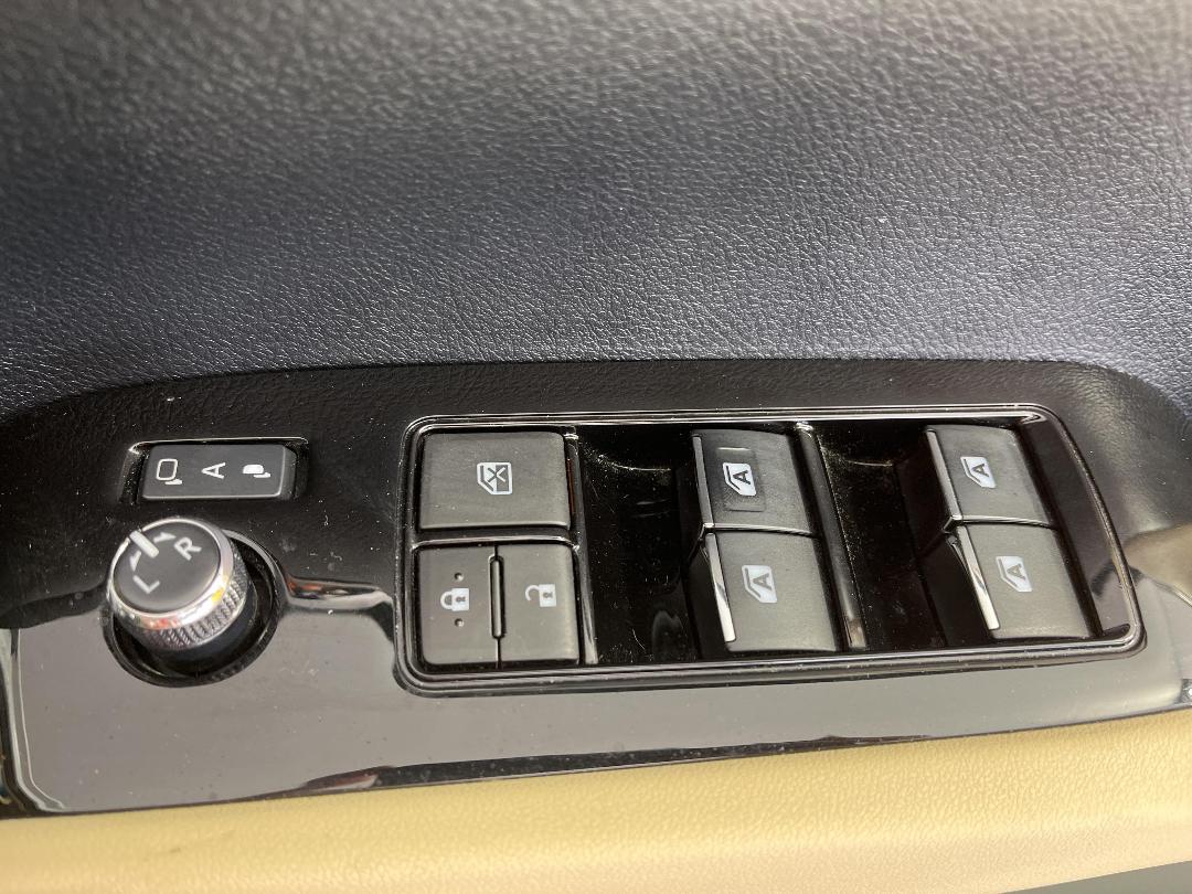 Photo '23' of Toyota Alphard Photo '23' of Toyota Alphard