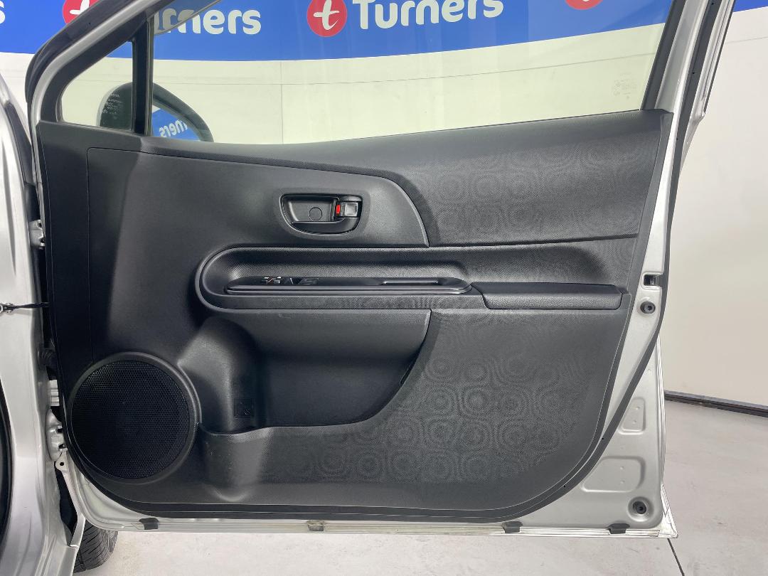 Photo '15' of Toyota Aqua Photo '15' of Toyota Aqua