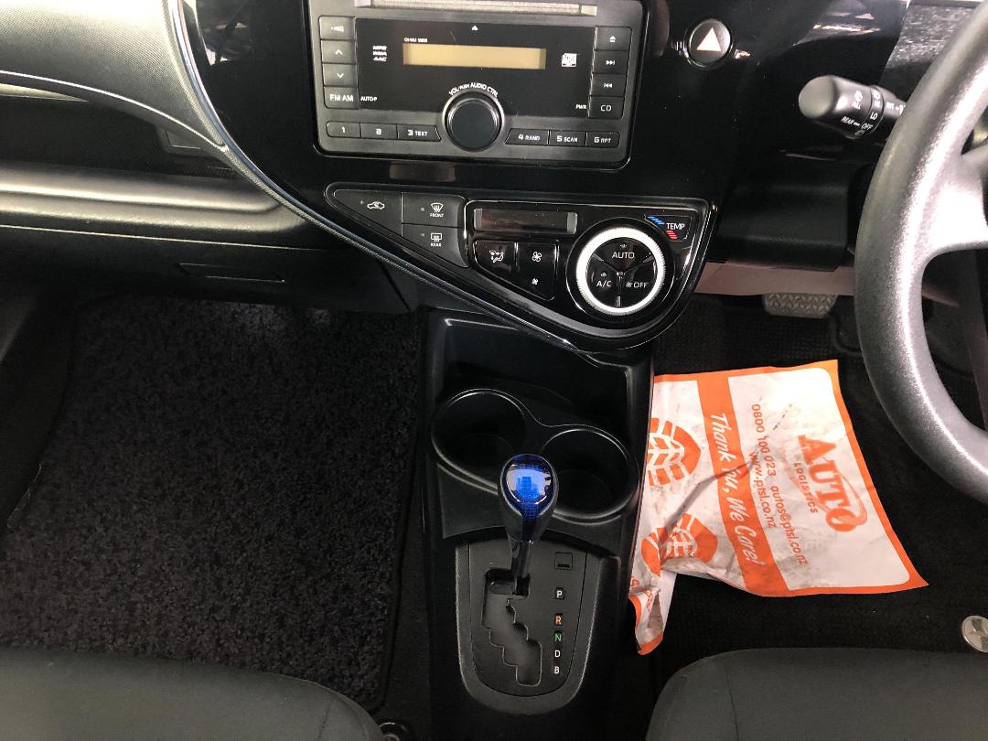 Photo '18' of Toyota Aqua