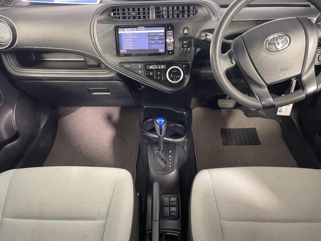 Photo '18' of Toyota Aqua Photo '18' of Toyota Aqua