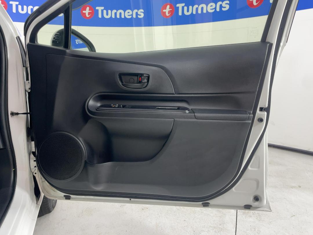 Photo '15' of Toyota Aqua