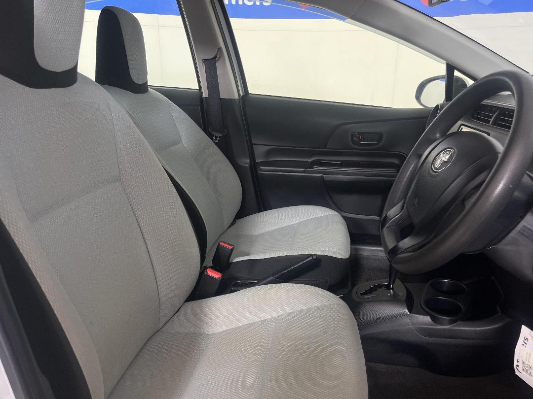 Photo '16' of Toyota Aqua Photo '16' of Toyota Aqua