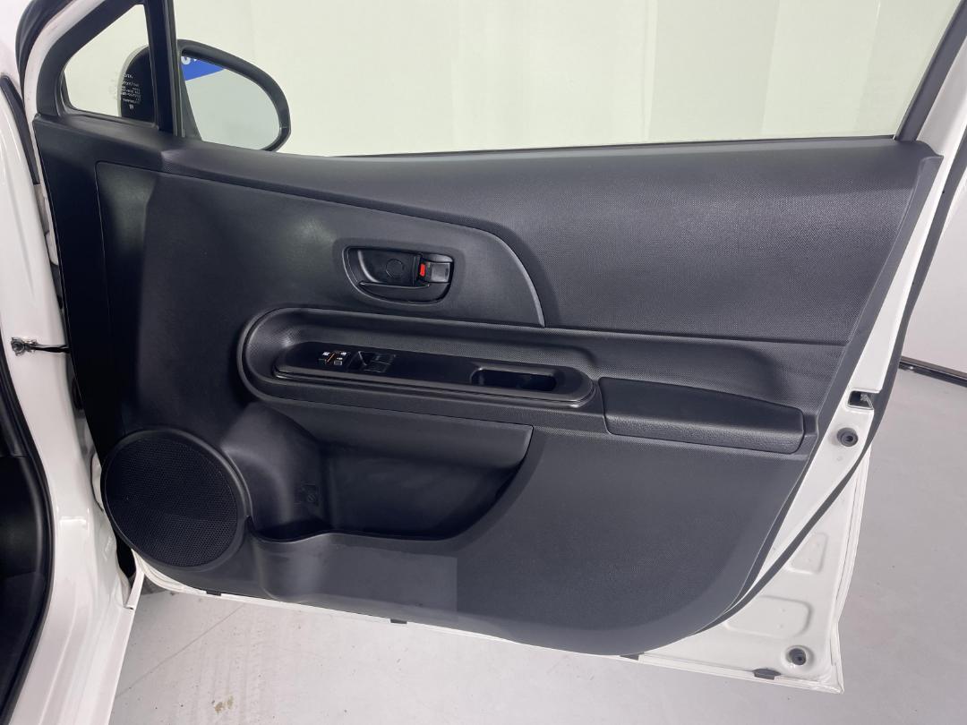 Photo '15' of Toyota Aqua Photo '15' of Toyota Aqua