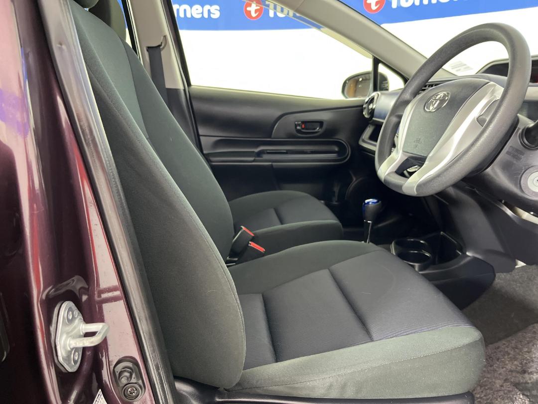 Photo '16' of Toyota Aqua Photo '16' of Toyota Aqua