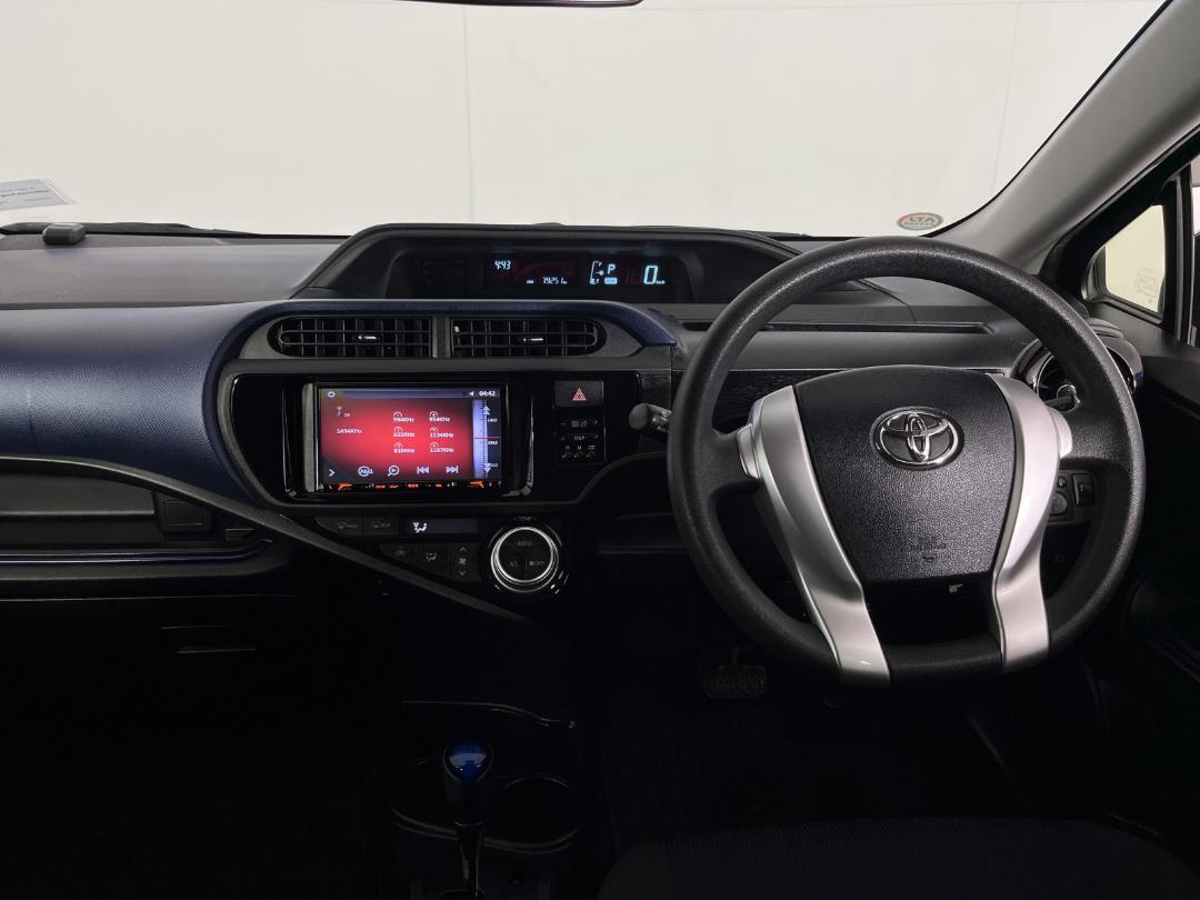 Photo '17' of Toyota Aqua Photo '17' of Toyota Aqua