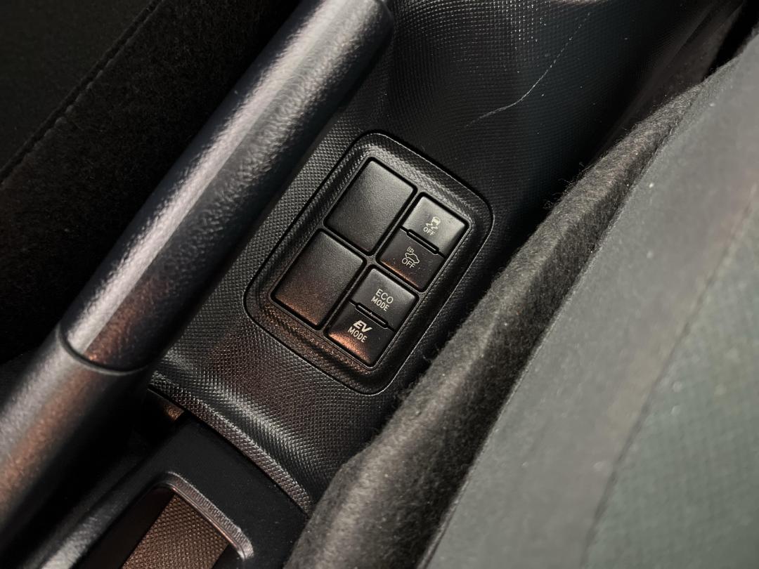 Photo '24' of Toyota Aqua Photo '24' of Toyota Aqua