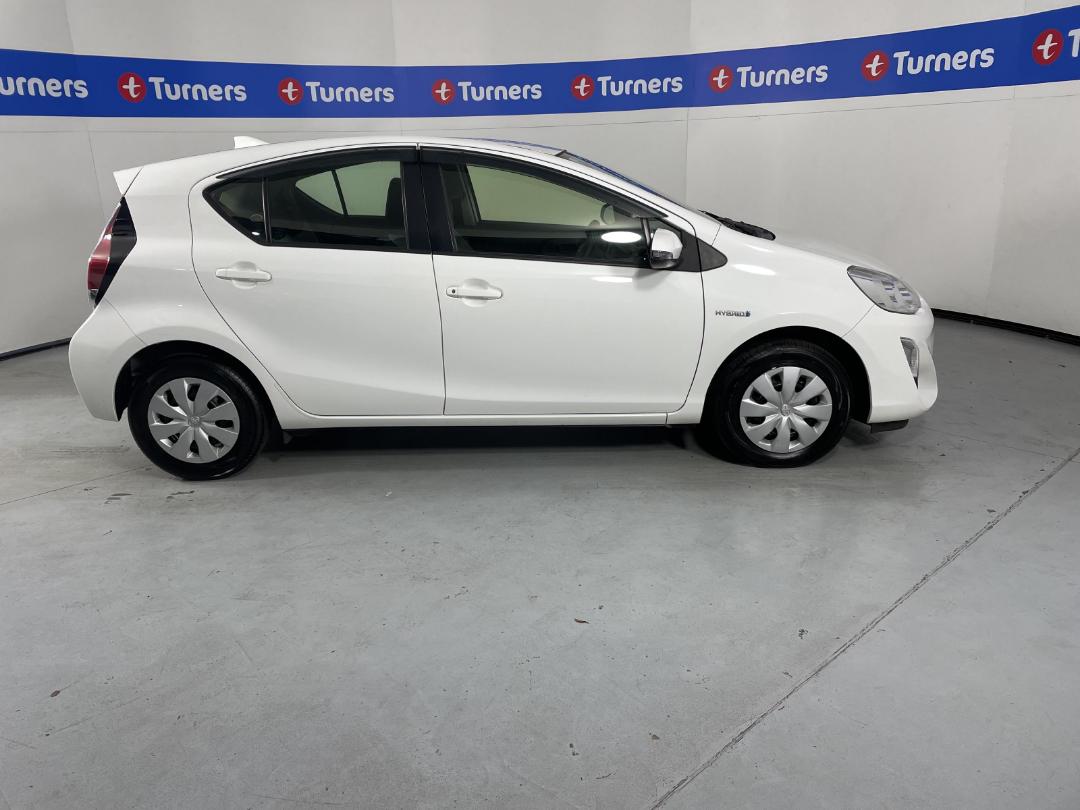 Photo '23' of Toyota Aqua Photo '23' of Toyota Aqua