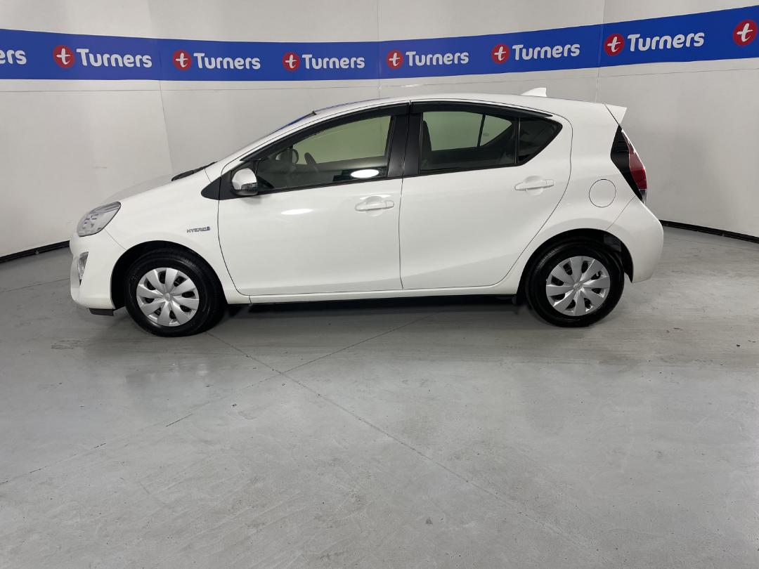 Photo '24' of Toyota Aqua Photo '24' of Toyota Aqua