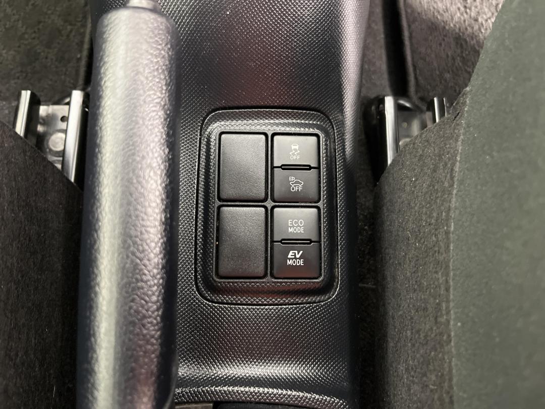 Photo '23' of Toyota Aqua Photo '23' of Toyota Aqua