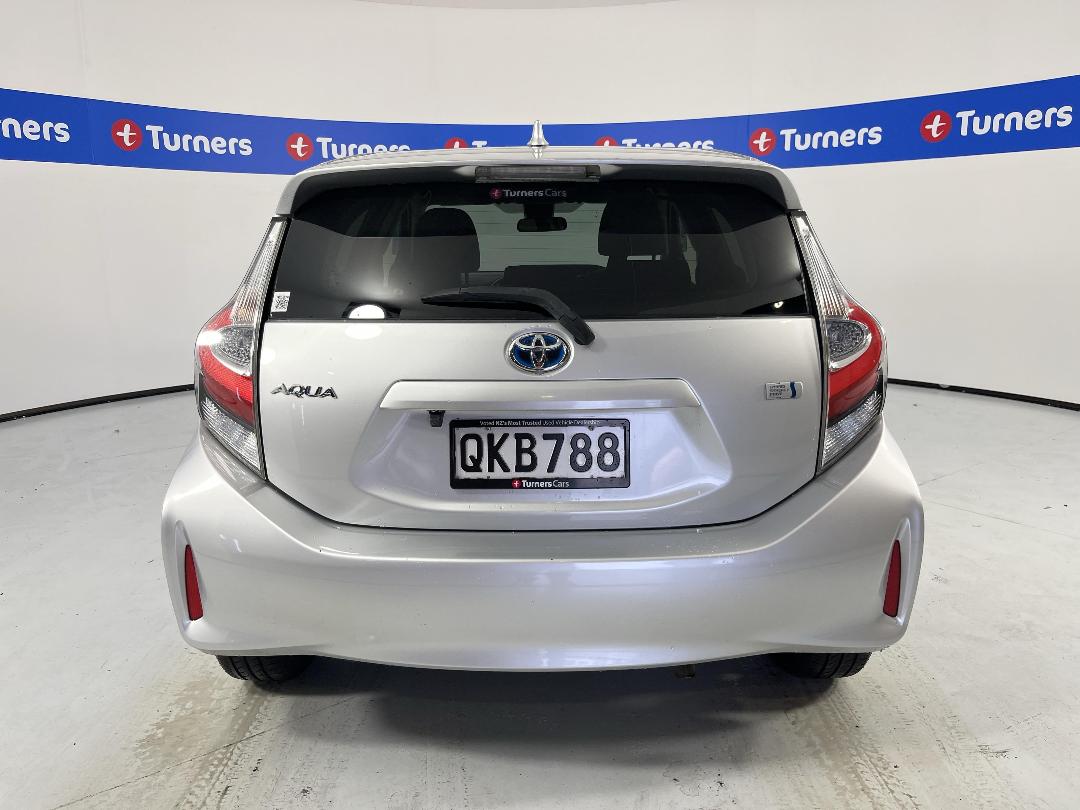 Photo '6' of Toyota Aqua