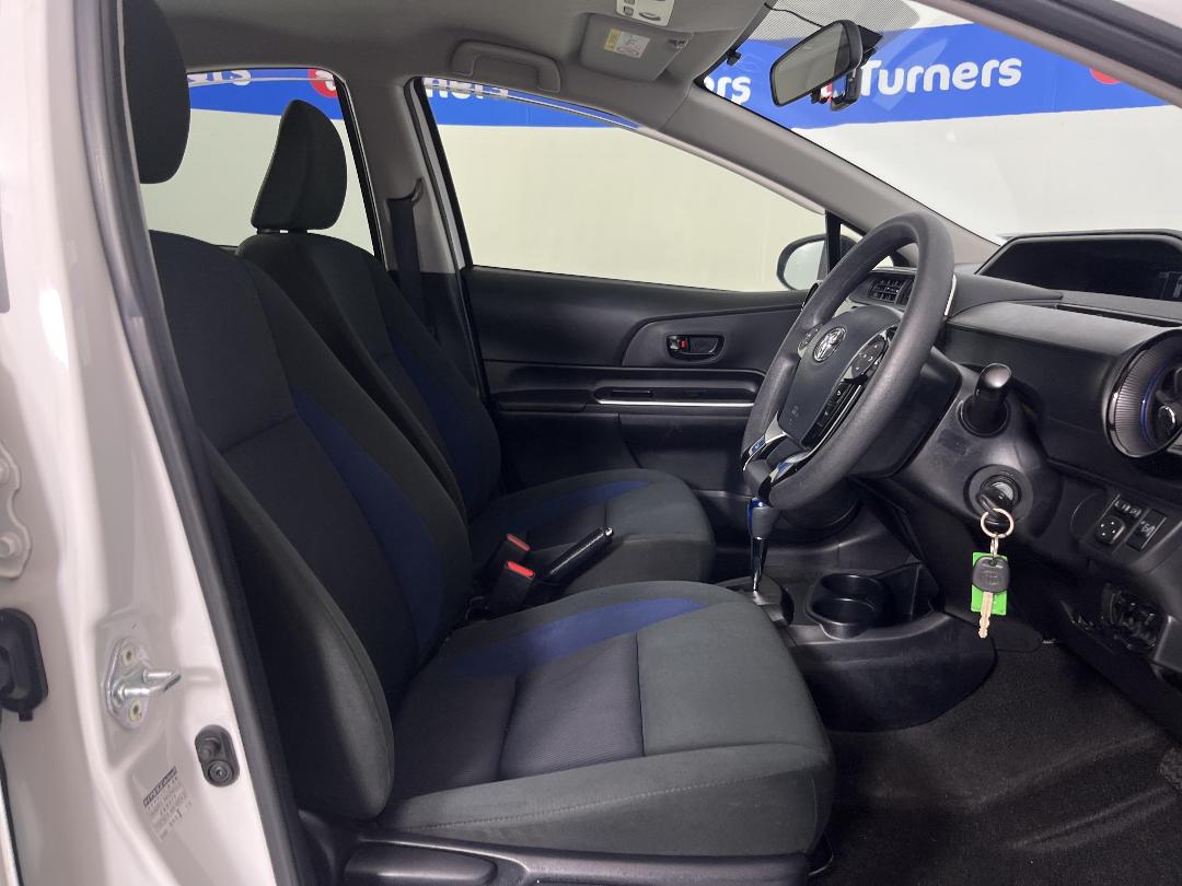 Photo '16' of Toyota Aqua Photo '16' of Toyota Aqua