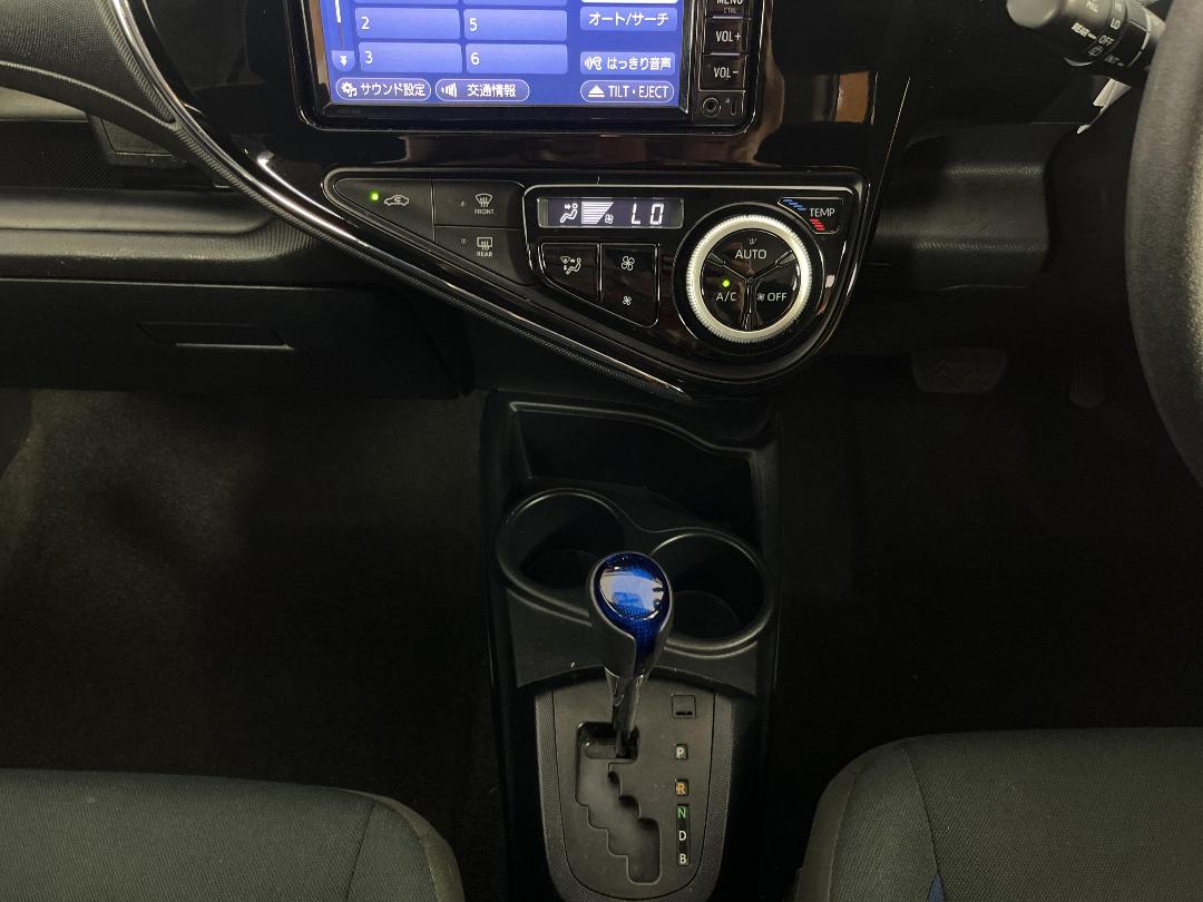 Photo '18' of Toyota Aqua Photo '18' of Toyota Aqua