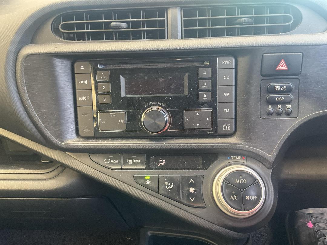 Photo '10' of Toyota Aqua Photo '10' of Toyota Aqua