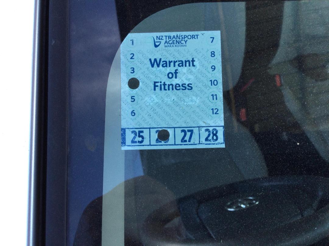 Photo '14' of Toyota Aqua Hybrid