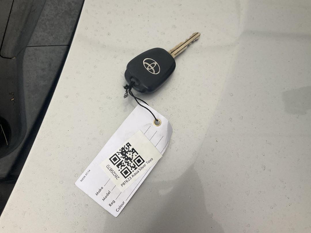 Photo '14' of Toyota Aqua Hybrid