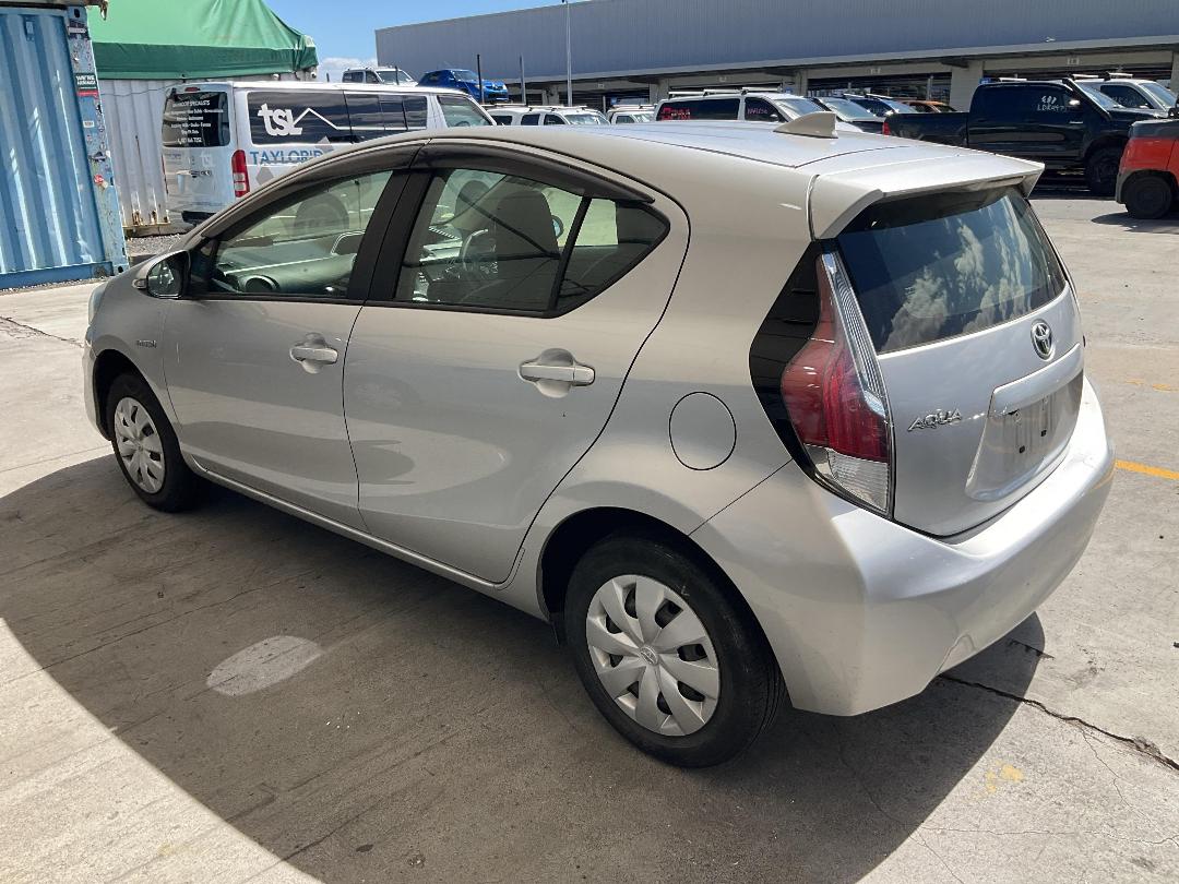 Photo '13' of Toyota Aqua Hybrid