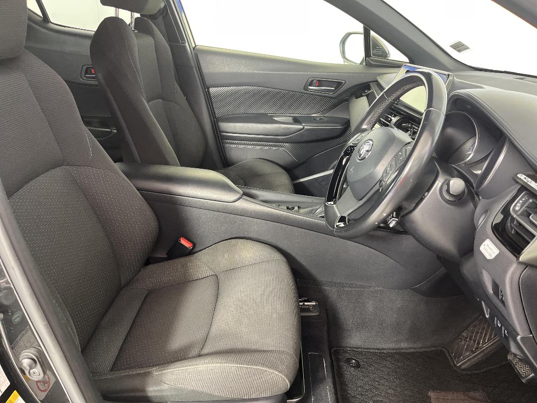 Photo '16' of Toyota C-HR