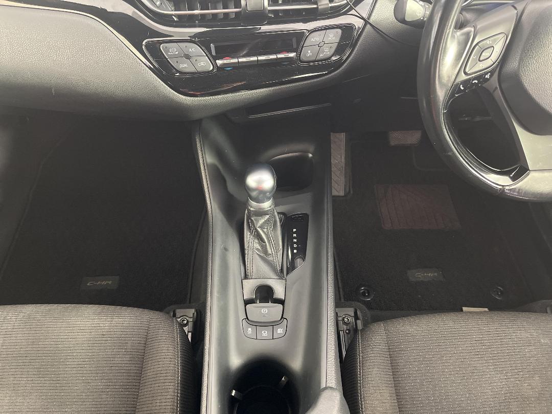 Photo '18' of Toyota C-HR