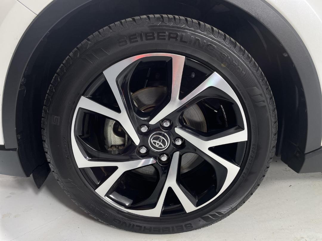 Photo '10' of Toyota C-HR Photo '10' of Toyota C-HR