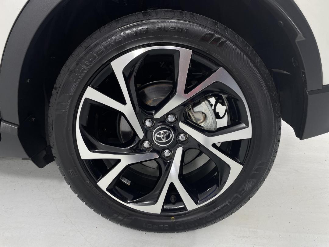 Photo '11' of Toyota C-HR Photo '11' of Toyota C-HR