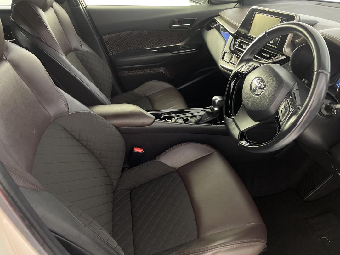 Photo '16' of Toyota C-HR Photo '16' of Toyota C-HR