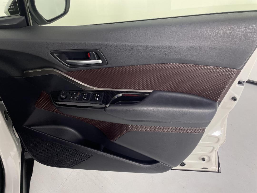 Photo '15' of Toyota C-HR Photo '15' of Toyota C-HR